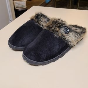 Faux fur slippers size 9-10